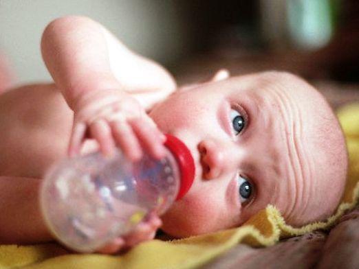 Či dať novorodencovi vodu?